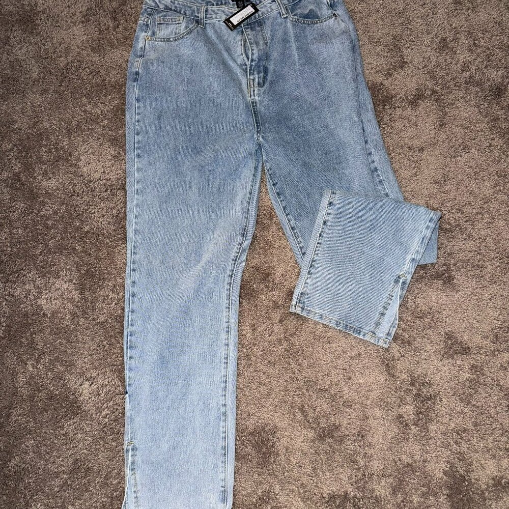 NWT PRETTY LITTLE THING LIGHT BLUE WASH WITH SPLIT HEM JEANS